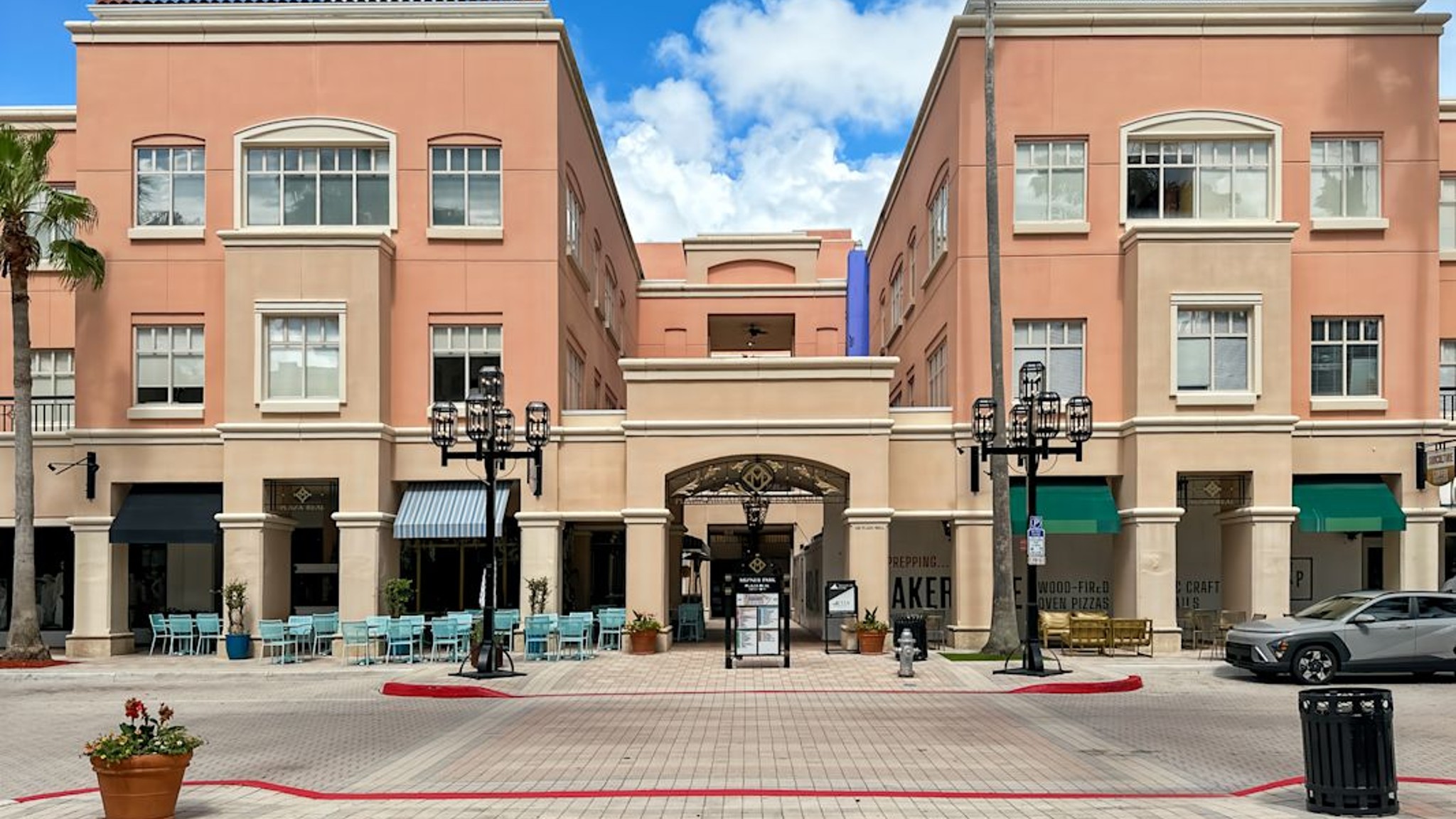 Images of 433 Plaza Real
